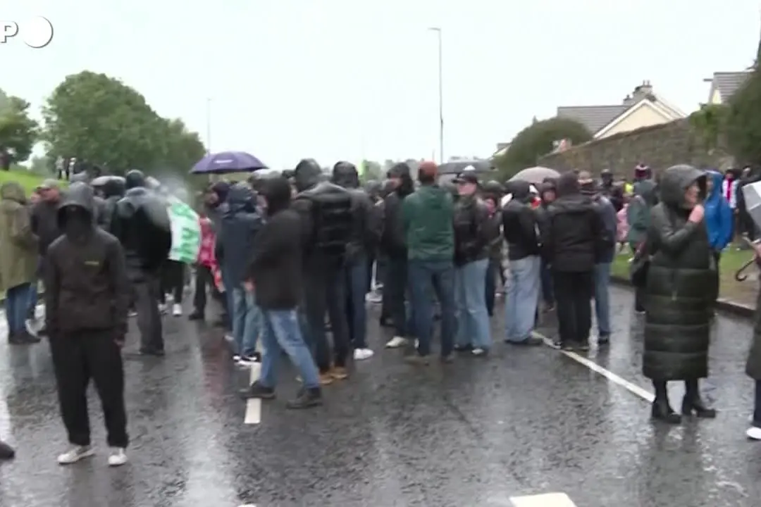 In Irlanda del Nord folla in strada contro la parata dell'Orange Order