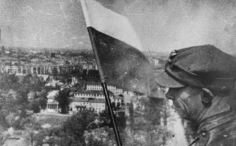 Bandiera polacca sventola sulla città conquistata e distrutta