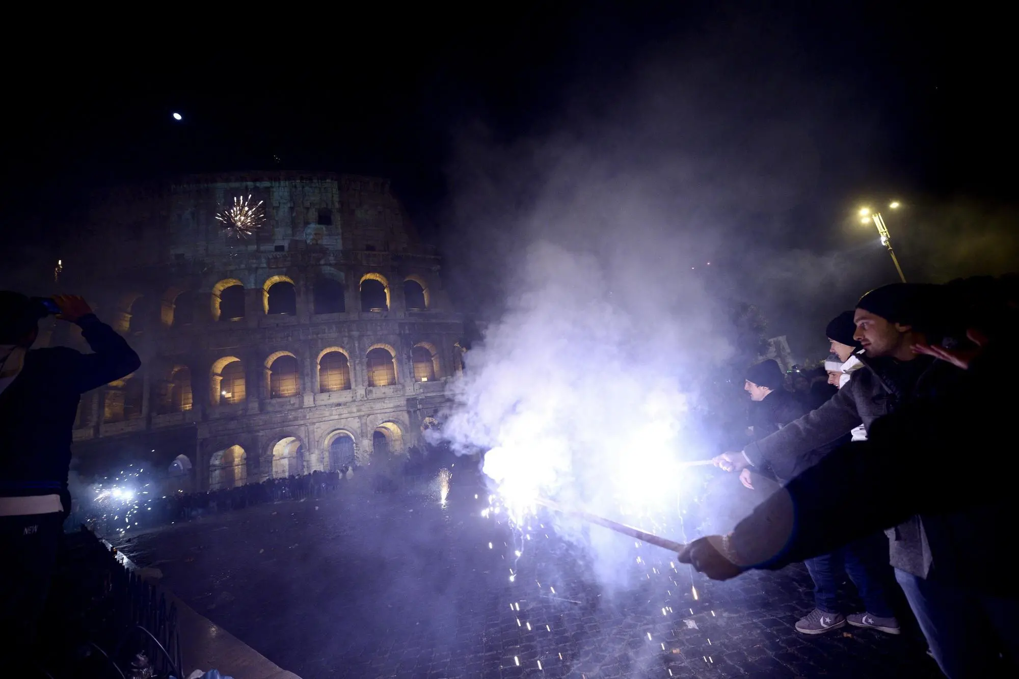 Festeggiamenti per il capodanno in via dei Fori Imperiali a Roma (foto Ansa)