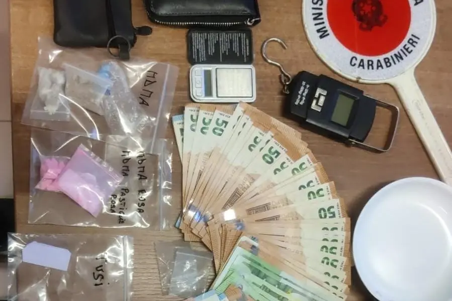 La droga sequestrata (foto Carabinieri)