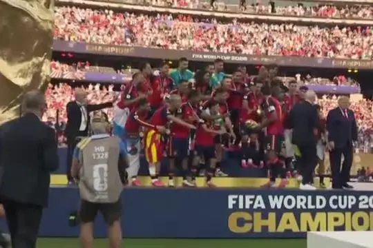 Mondiali, Trump consegna la coppa alla Spagna