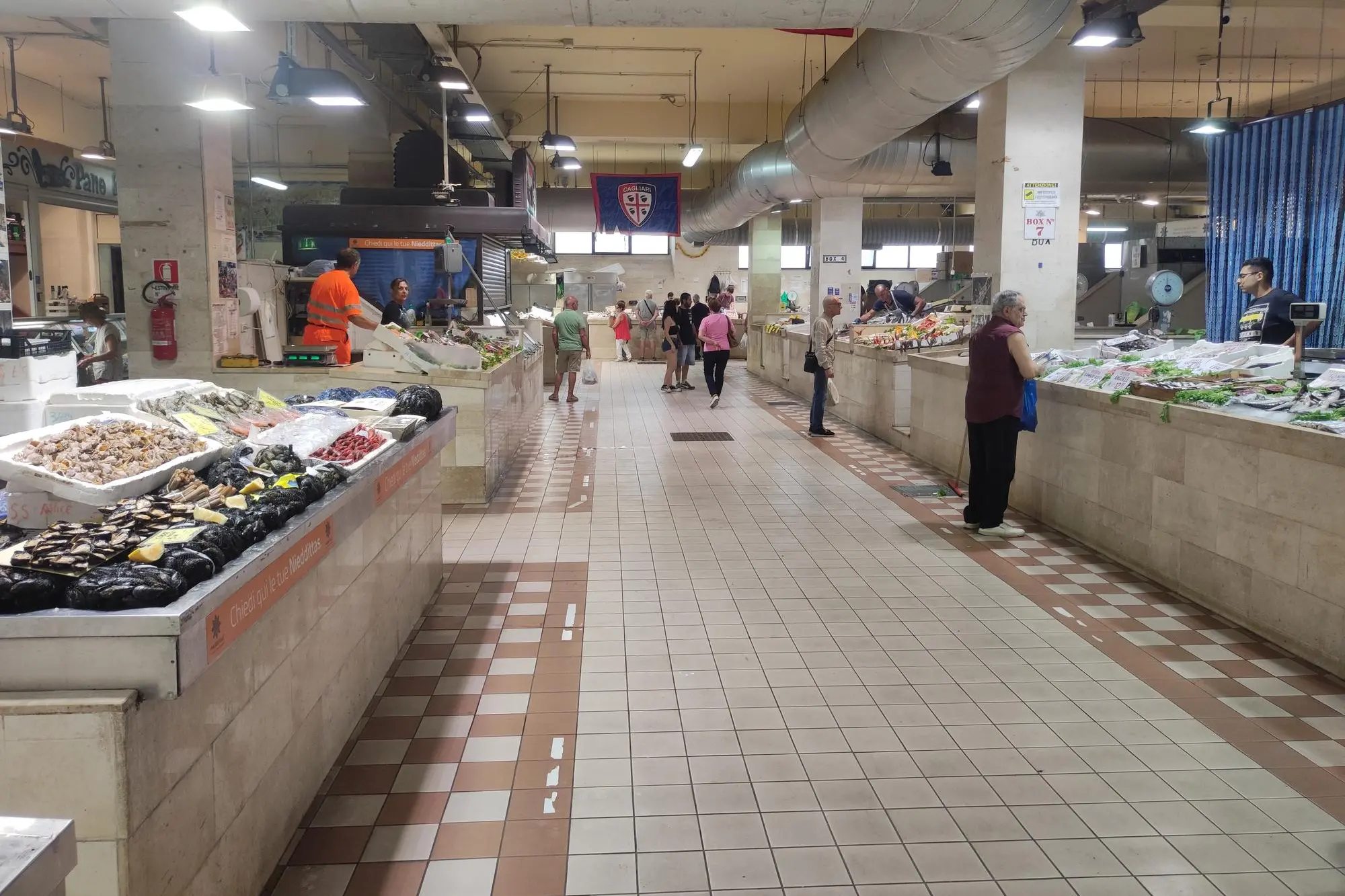 Il mercato di San Benedetto, a Cagliari (L'Unione Sarda)