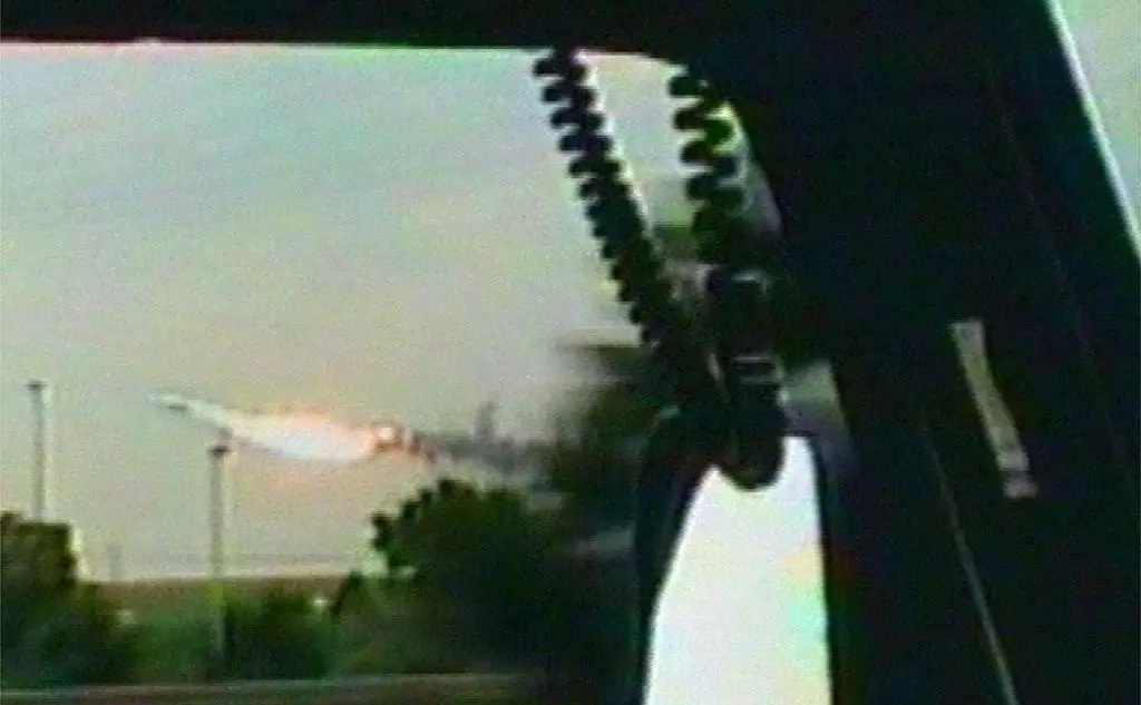 Un fermo immagine da un video mostra il Concorde già in fiamme