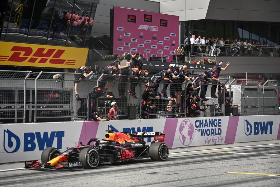 Gp d’Austria: domina Verstappen, quarto Hamilton
