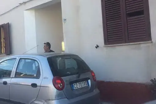 Massimo Nieddu davanti alla casa della madre dopo l'attentato di ottobre