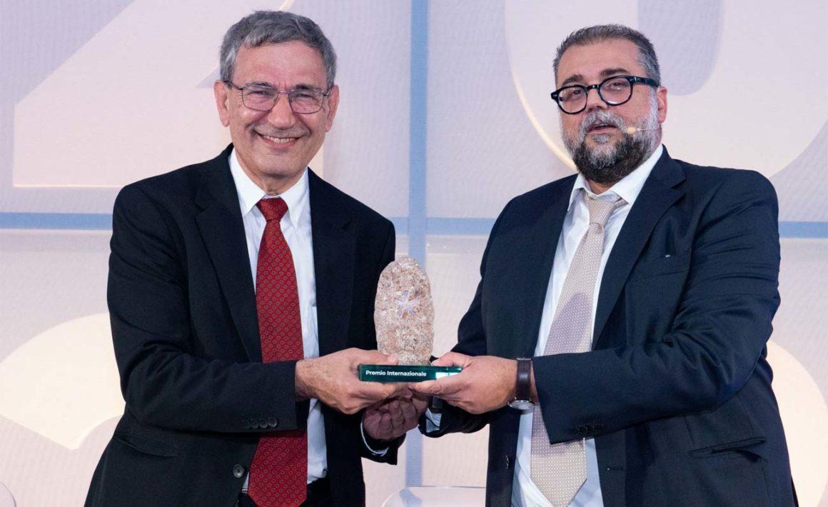 Orhan Pamuk premiato da Stefano Salis (foto concessa)