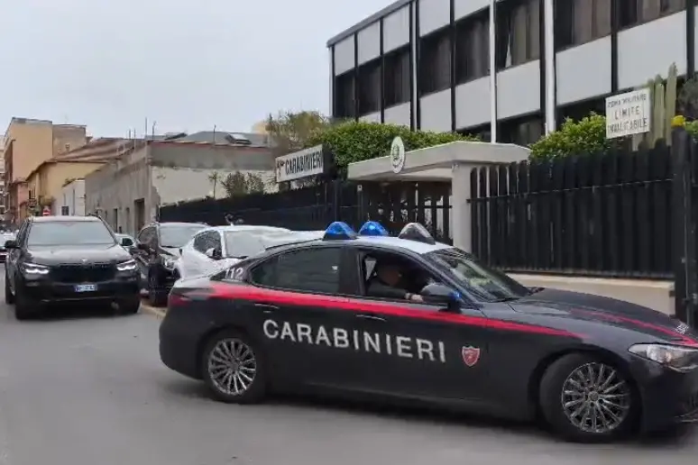 Gli arrestati portati nella caserma dei carabinieri di via Nuoro a Cagliari