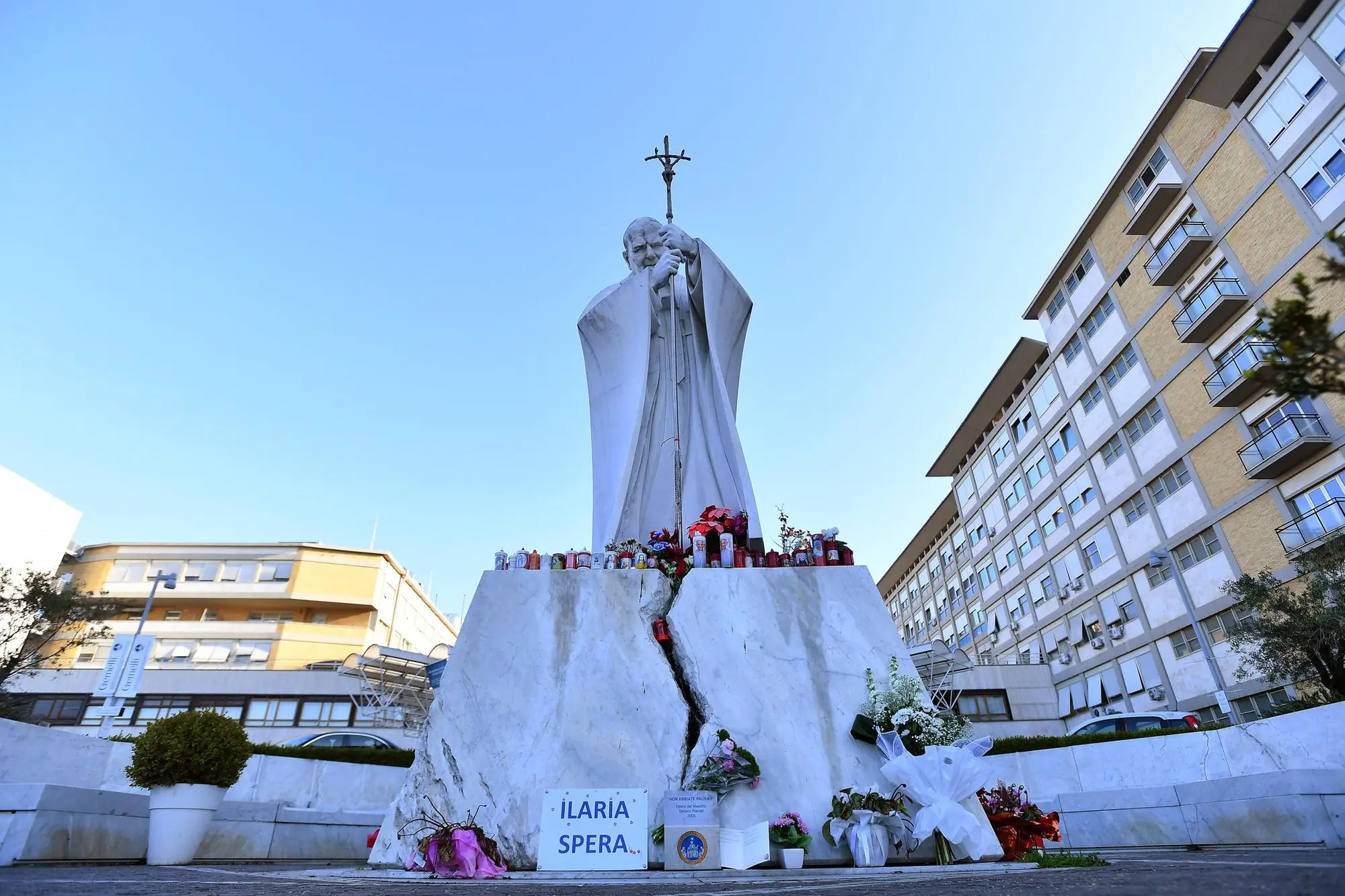 Fiori e candele per il Papa davanti al Gemelli (Ansa)