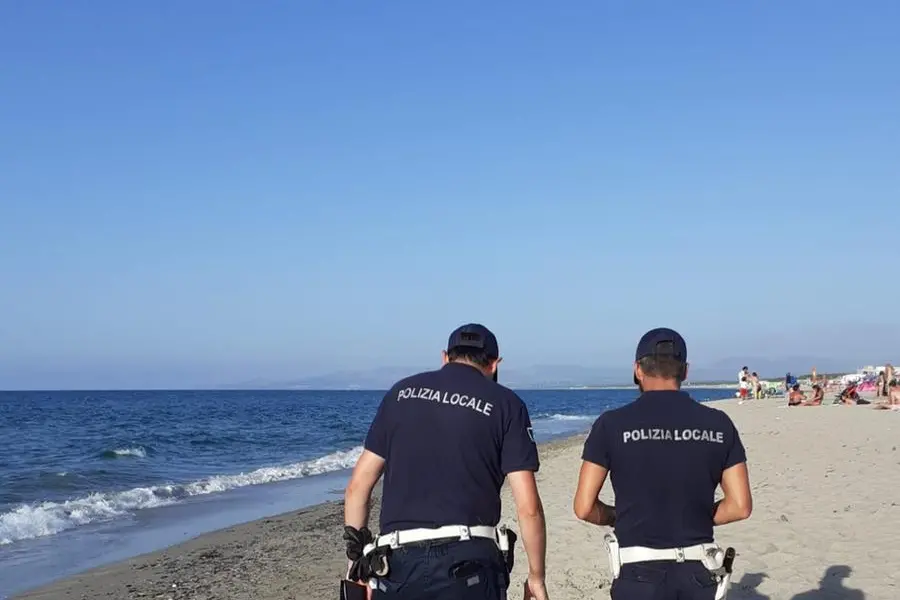 Vigili in spiaggia a Sassari (Foto Comune)