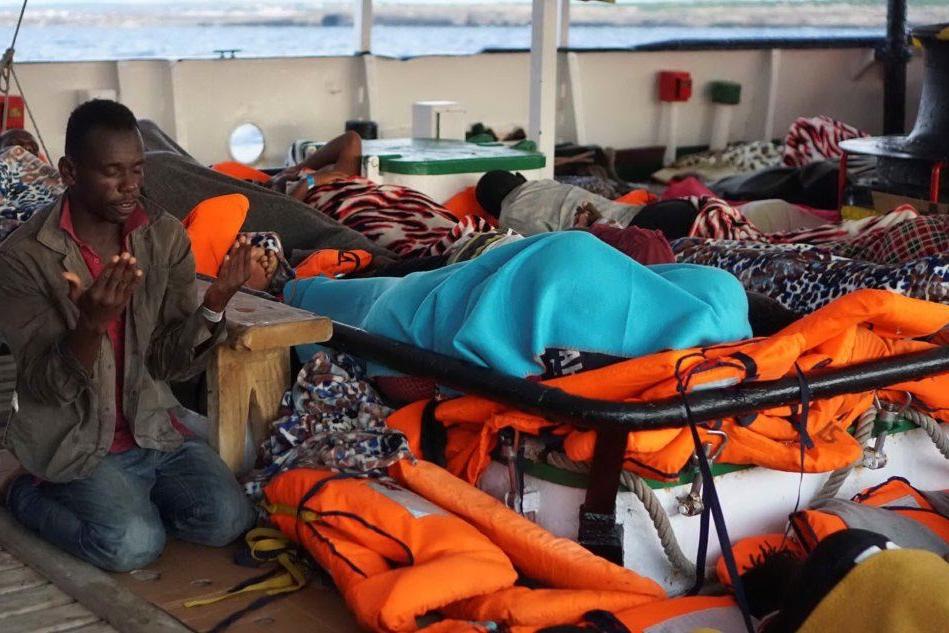 Migranti sulla nave Open Arms (Ansa)