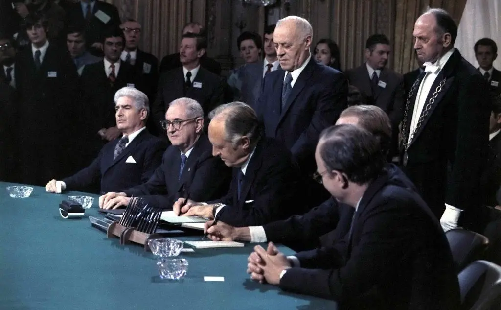 La firma degli accordi di pace a Parigi