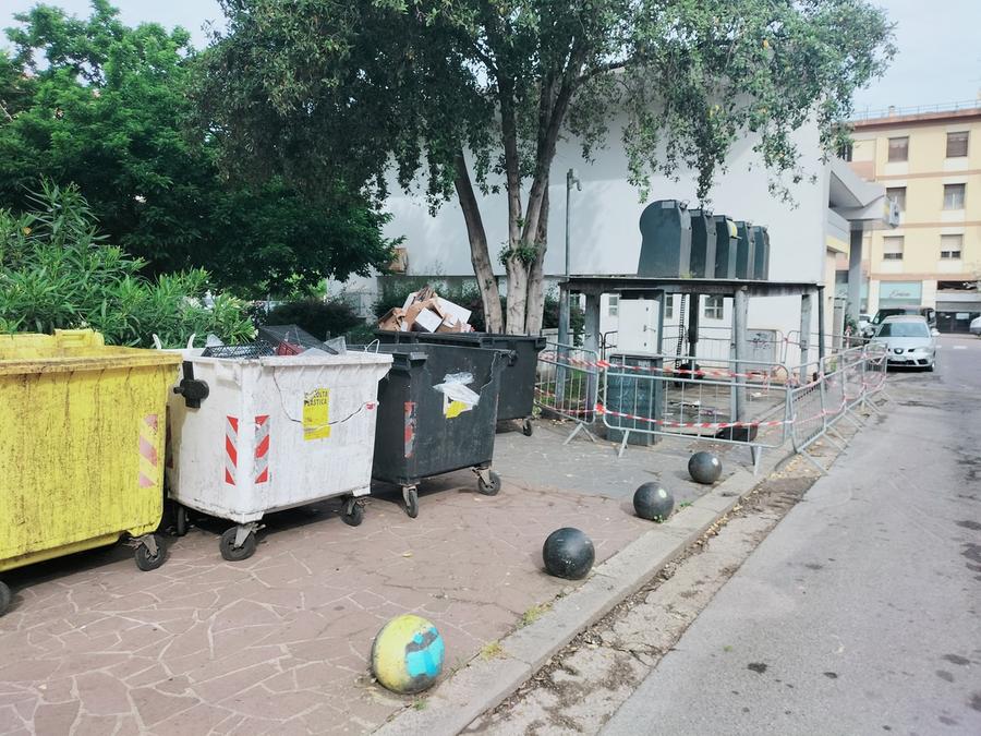 Isola ecologica in abbandono, lamentele in piazza Matteotti