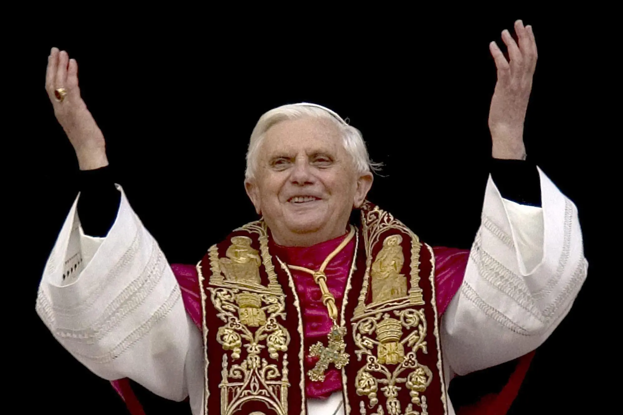 epa03578726 (FILE) A file photo dated 19 April 2005 showing newly elected Pope Benedict XVI greeting pilgrims while standing on the balcony of St. Peter's Basilica after his election, Vatican City. Pope Benedict XVI announced during a mass on 11 February 2013 plans to step down on February 28. EPA/GEORGI LICOVSKI