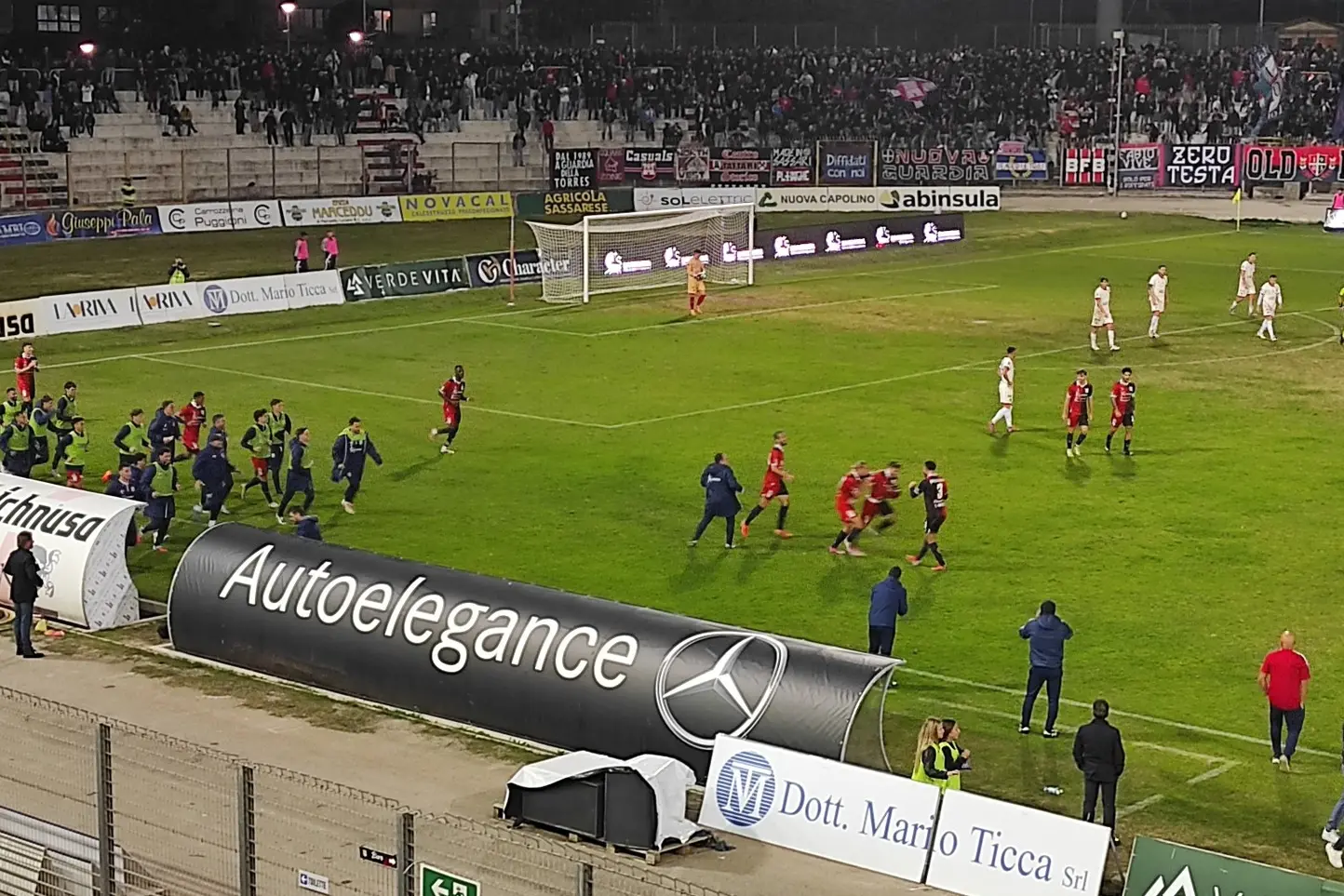 La gioia della Torres dopo il gol di Starita (foto G. Marras)