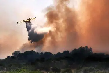 L'operazione di spegnimento delle fiamme nelle campagne di Olbia