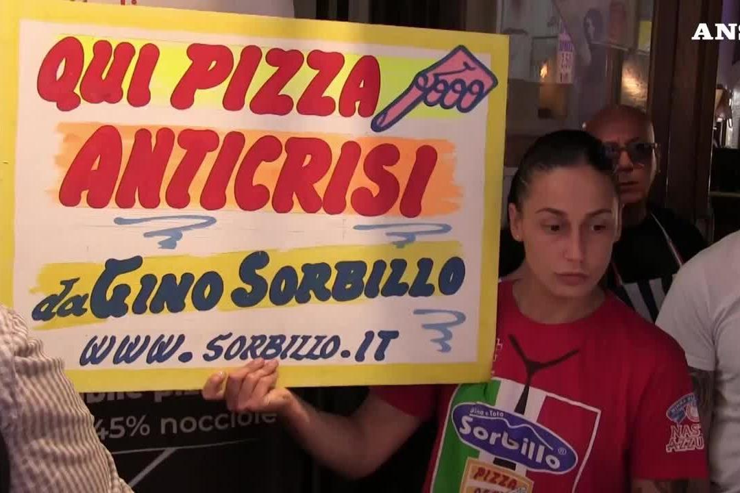 Napoli, folla in via Tribunali in risposta a Briatore: &quot;Pizza piatto popolare&quot;