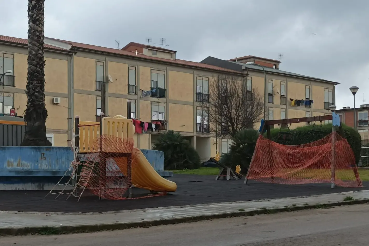 Le condizioni attuali del parco giochi di via Bottego (L'Unione Sarda - Tellini)