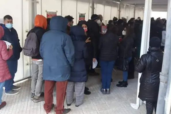 La fila all'hub vaccinale di San Pietro (foto Tellini)