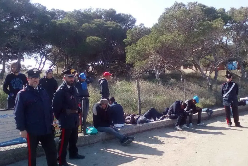 Carabinieri controllano i migranti sbarcati a Porto Pino
