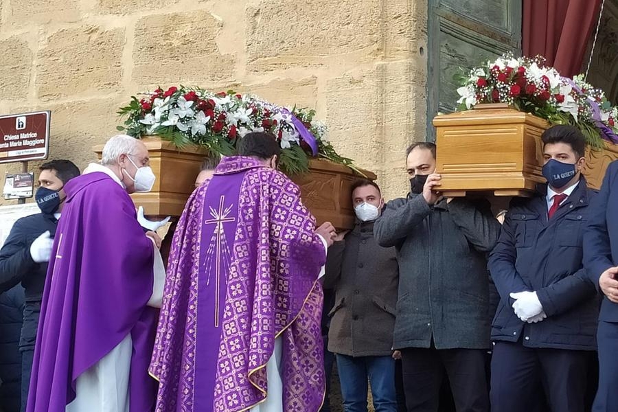 I funerali delle due donne, madre e figlia, morte a distanza di poche ore l'una dall'altra (Ansa)