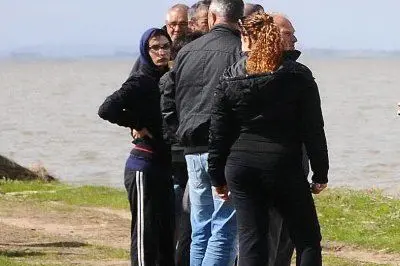 Familiari in riva allo stagno