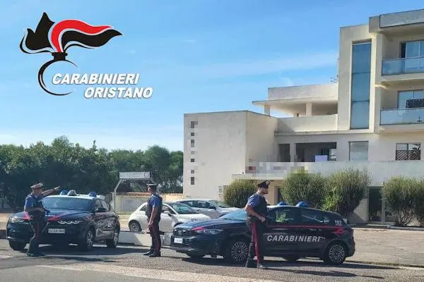 Carabinieri davanti al centro migranti (Archivio)