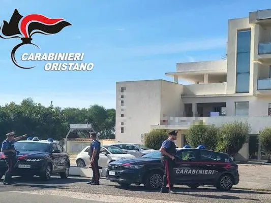 Cabras, il centro migranti non chiude e M5S attacca Meloni: «Sardegna abbandonata, i sindaci pagano l’assenza del Governo»