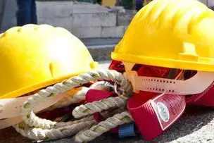 Incidenti sul lavoro (immagine simbolo, foto Ansa)