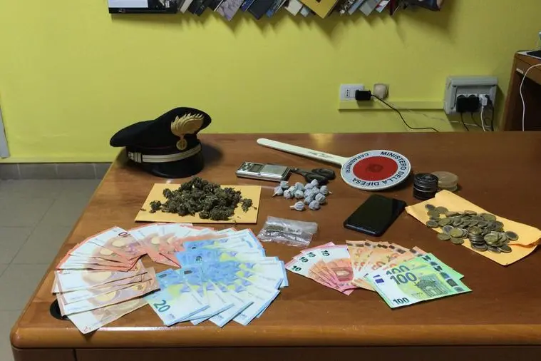 Droga, denaro e materiali sequestrati a Guspini (foto carabinieri)
