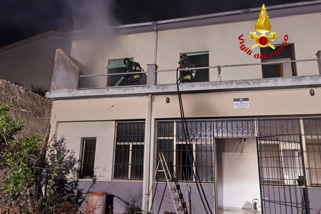 L'abitazione dei Vigili del fuoco in fiamme a Serdiana