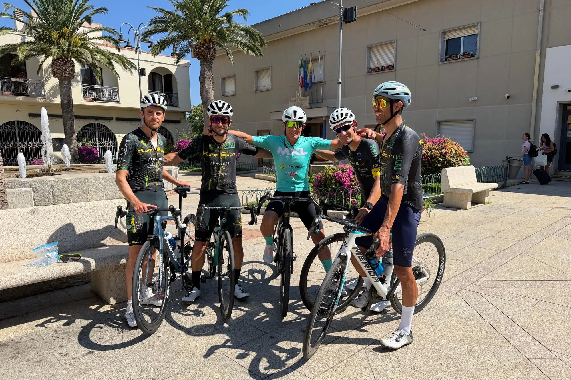 Il campione Max Lelli con i quattro atleti della Karel Sport Sinnai