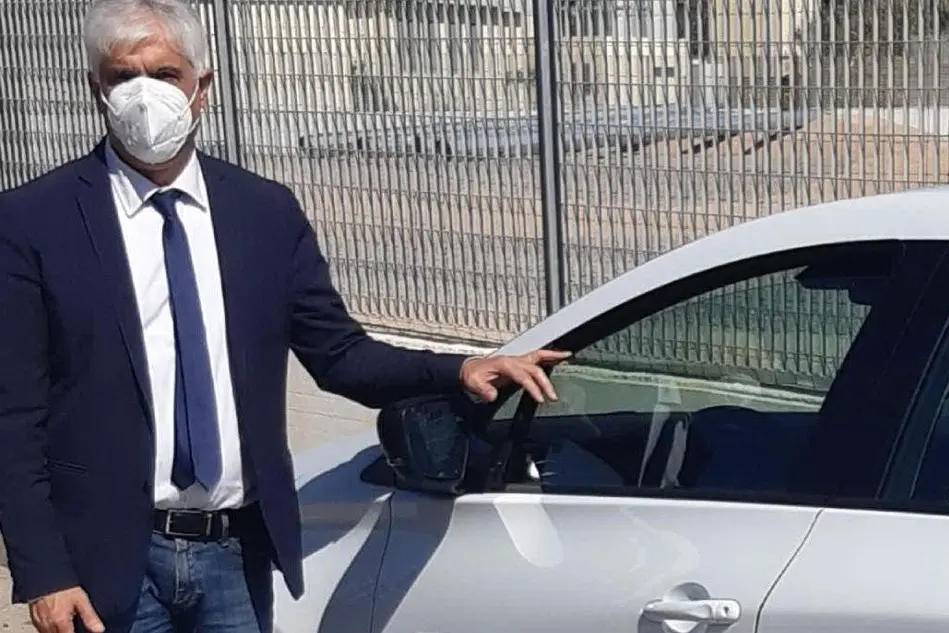 Il sindaco, Francesco Dessì, con una delle auto elettriche ricevute dal Comune (foto Murgana)