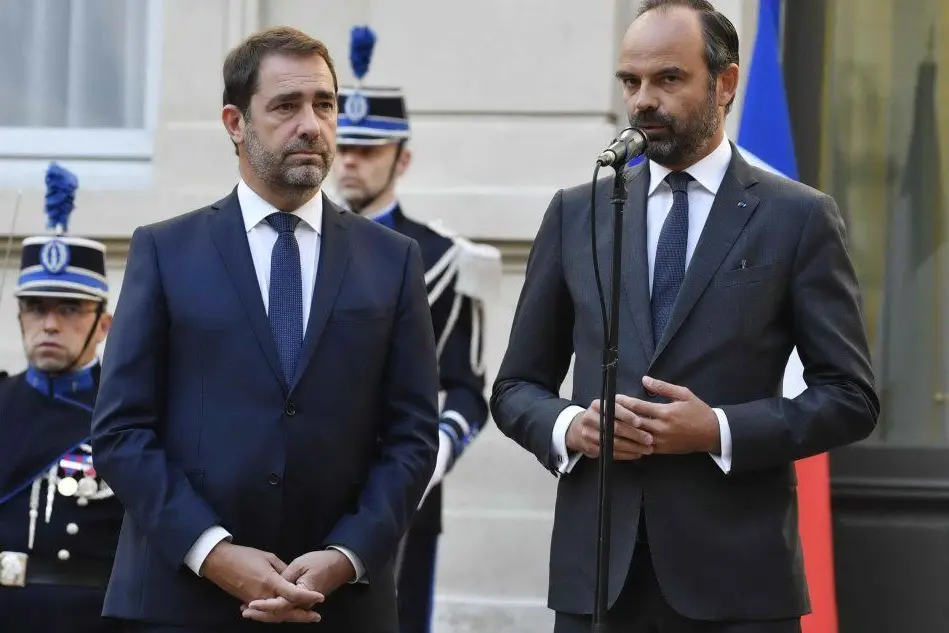 Il neo ministro degli Interni Christophe Castaner con il Premier Edouard Philippe. (Ansa)