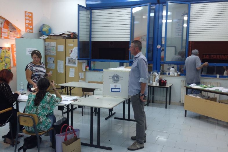 Una sezione elettorale a Porto Torres (foto M. Pala)