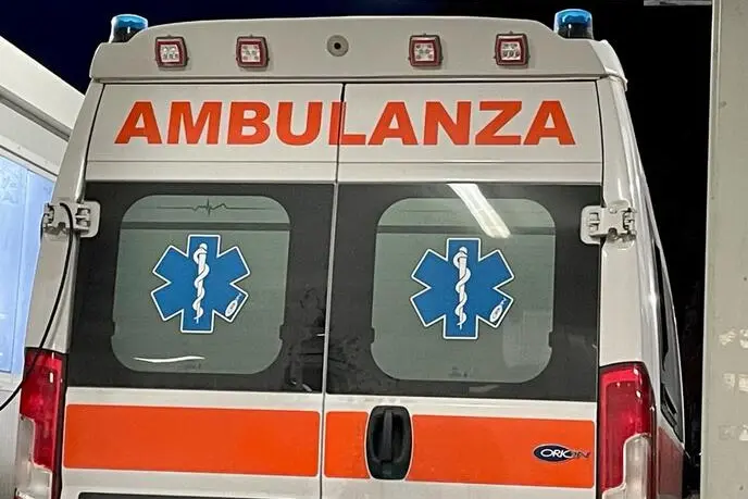Un'ambulanza, immagine simbolo (Ansa)