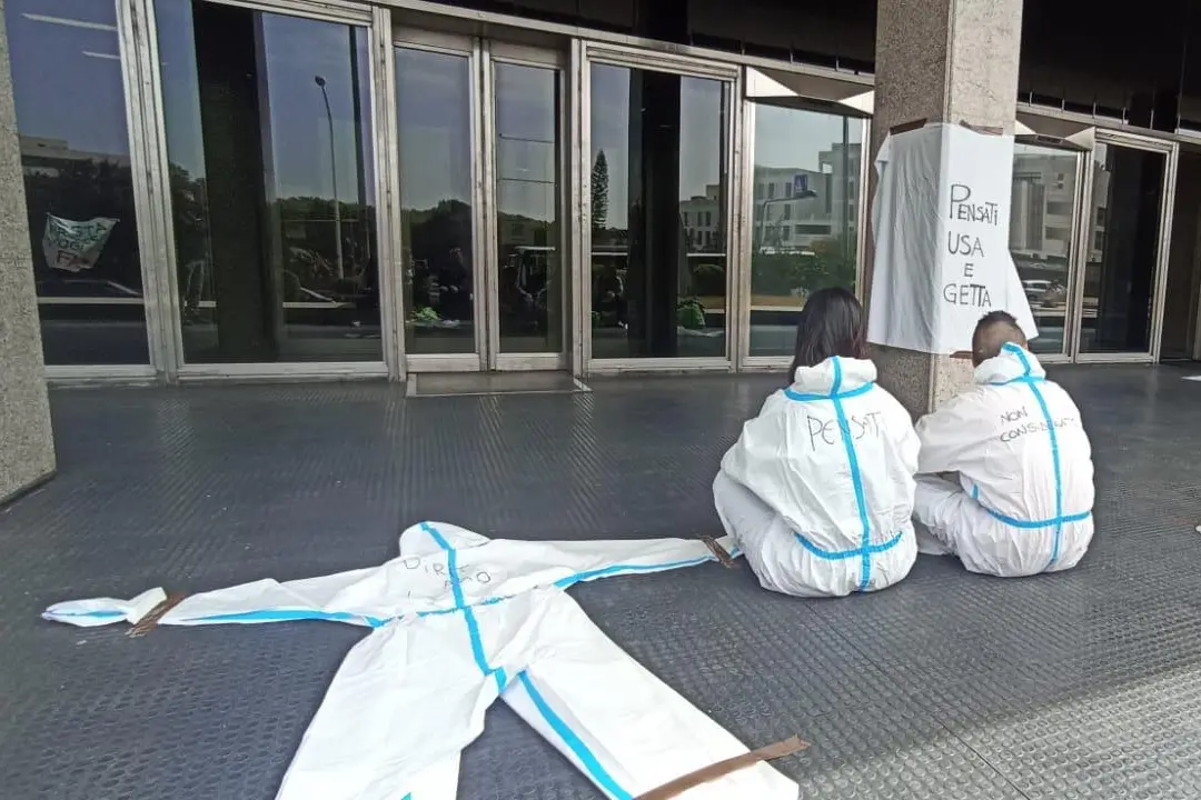 Gli Oss accampati sotto il Palazzo del Consiglio regionale