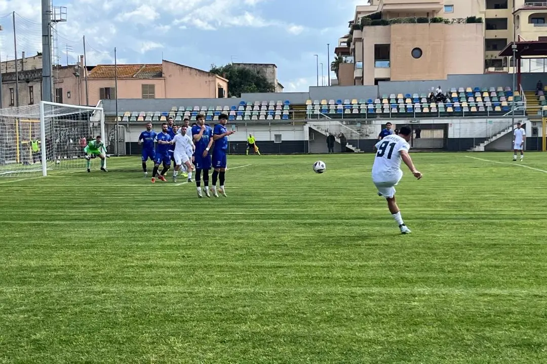 Ragatzu calcia una punizione nella partita Olbia-Cynthialbalonga (foto Ilenia Giagnoni)