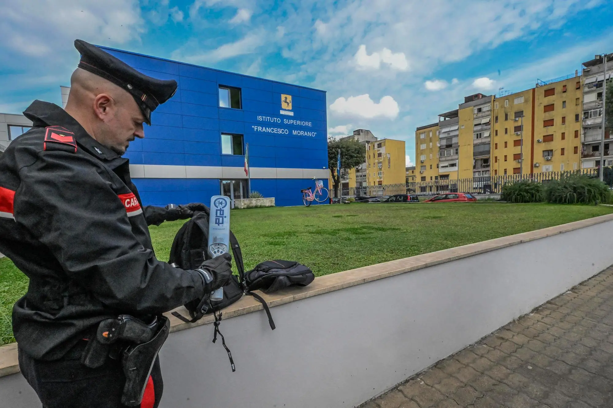 Un controllo di uno zaino con un metal detector (Ansa)