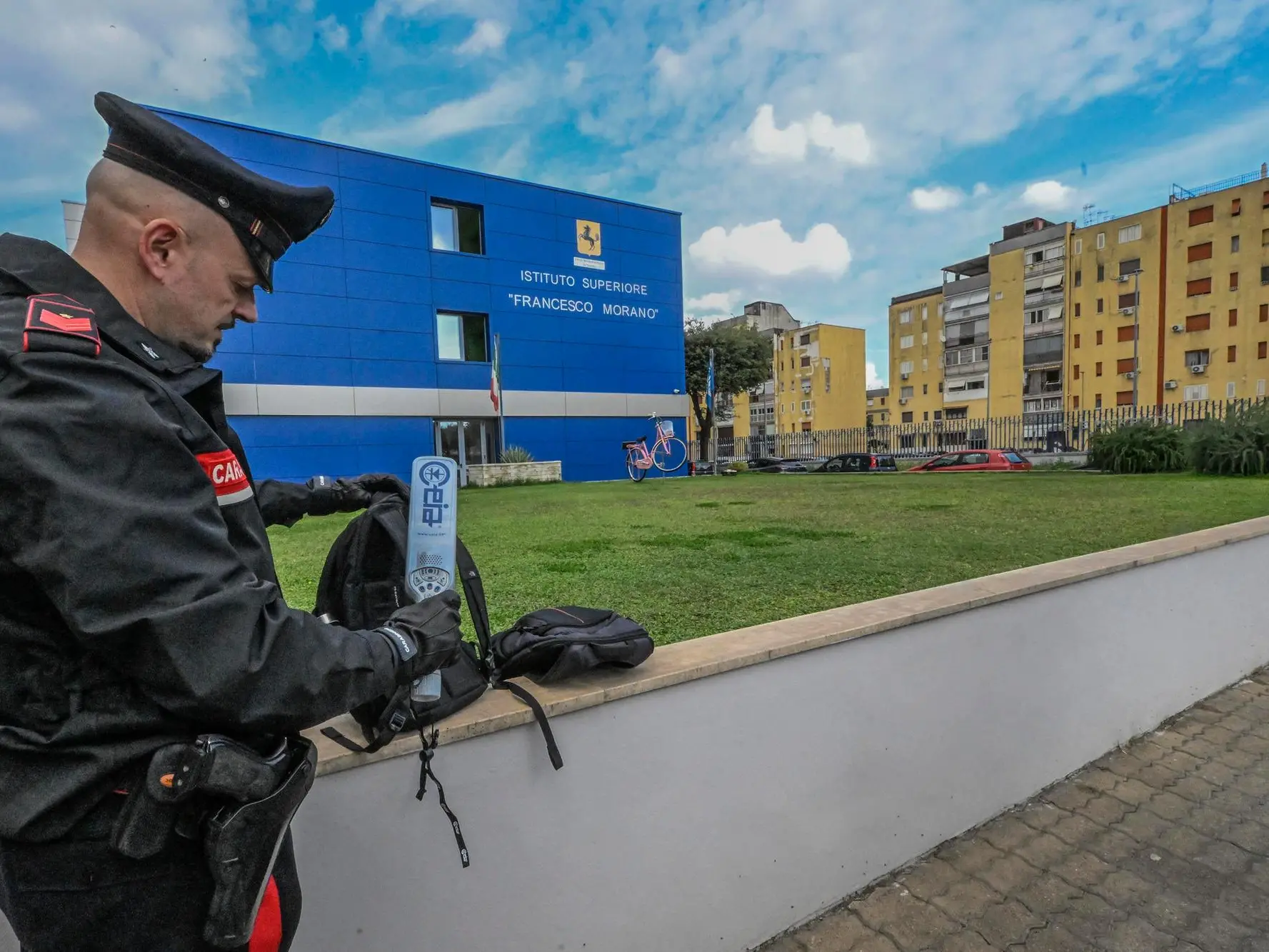 Un controllo di uno zaino con un metal detector (Ansa)