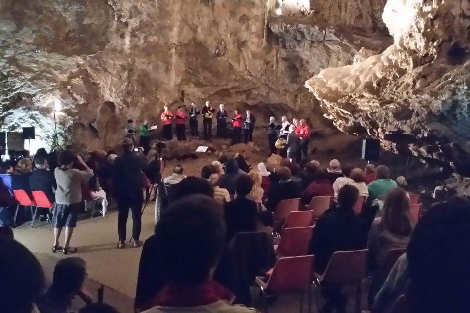Una delle esibizioni della scorsa edizione all'interno della grotta di San Giovanni a Domusnovas