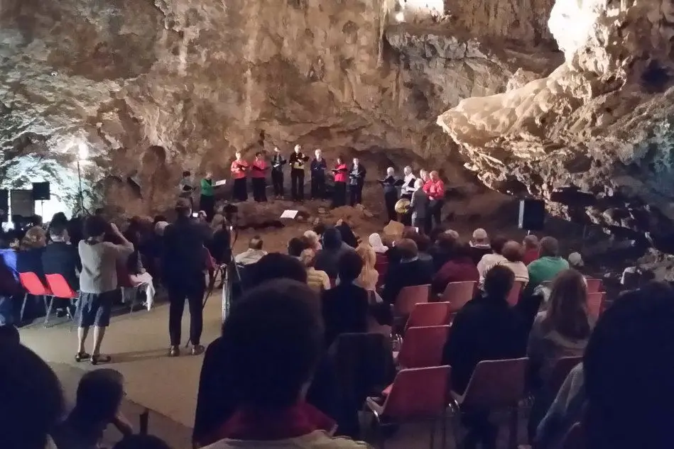 Una delle esibizioni della scorsa edizione all'interno della grotta di San Giovanni a Domusnovas