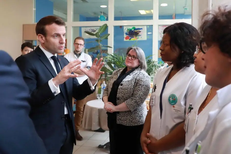 Macron in visita a una casa di riposo (Ansa)
