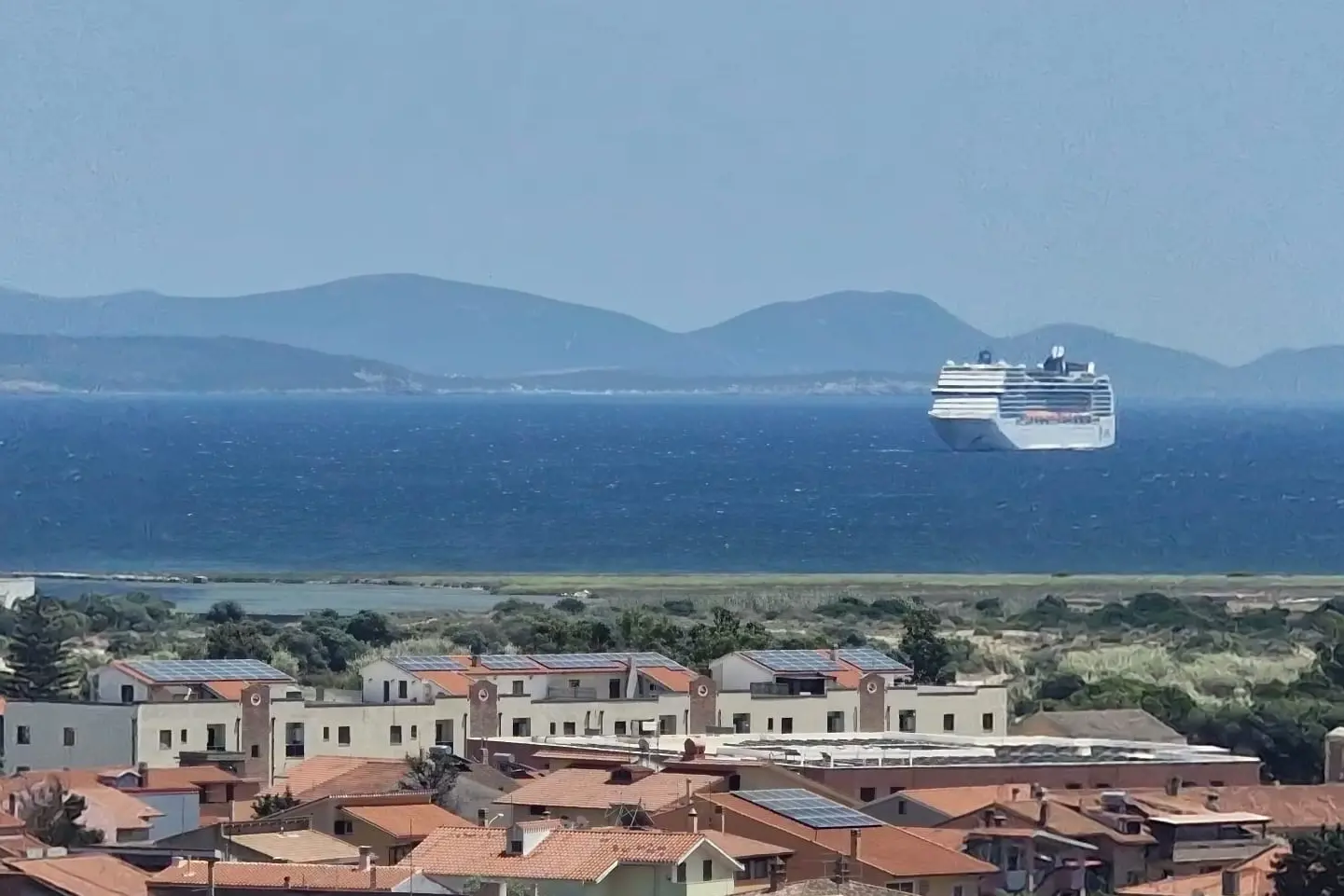La nave in porto a Sant'Antioco (foto Fabio Murru)