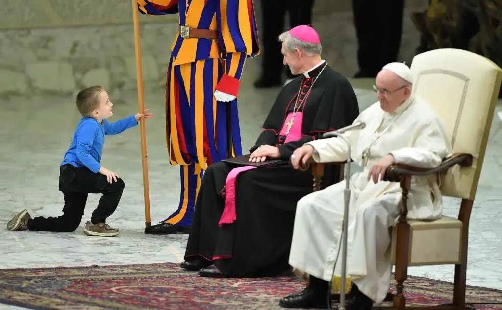 Papa Francesco è apparso divertito