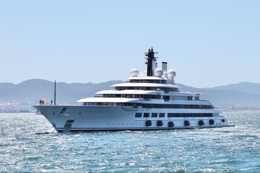 “È di Putin?”: è giallo sul lussuoso yacht da 140 metri ormeggiato in Italia