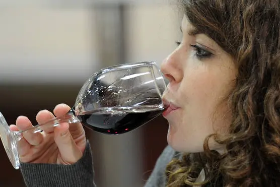Una ragazza beve un bicchiere di vino rosso al Salone Internazionale del Gusto oggi 22 ottobre 2010 a Torino. ANSA/ALESSANDRO DI MARCO