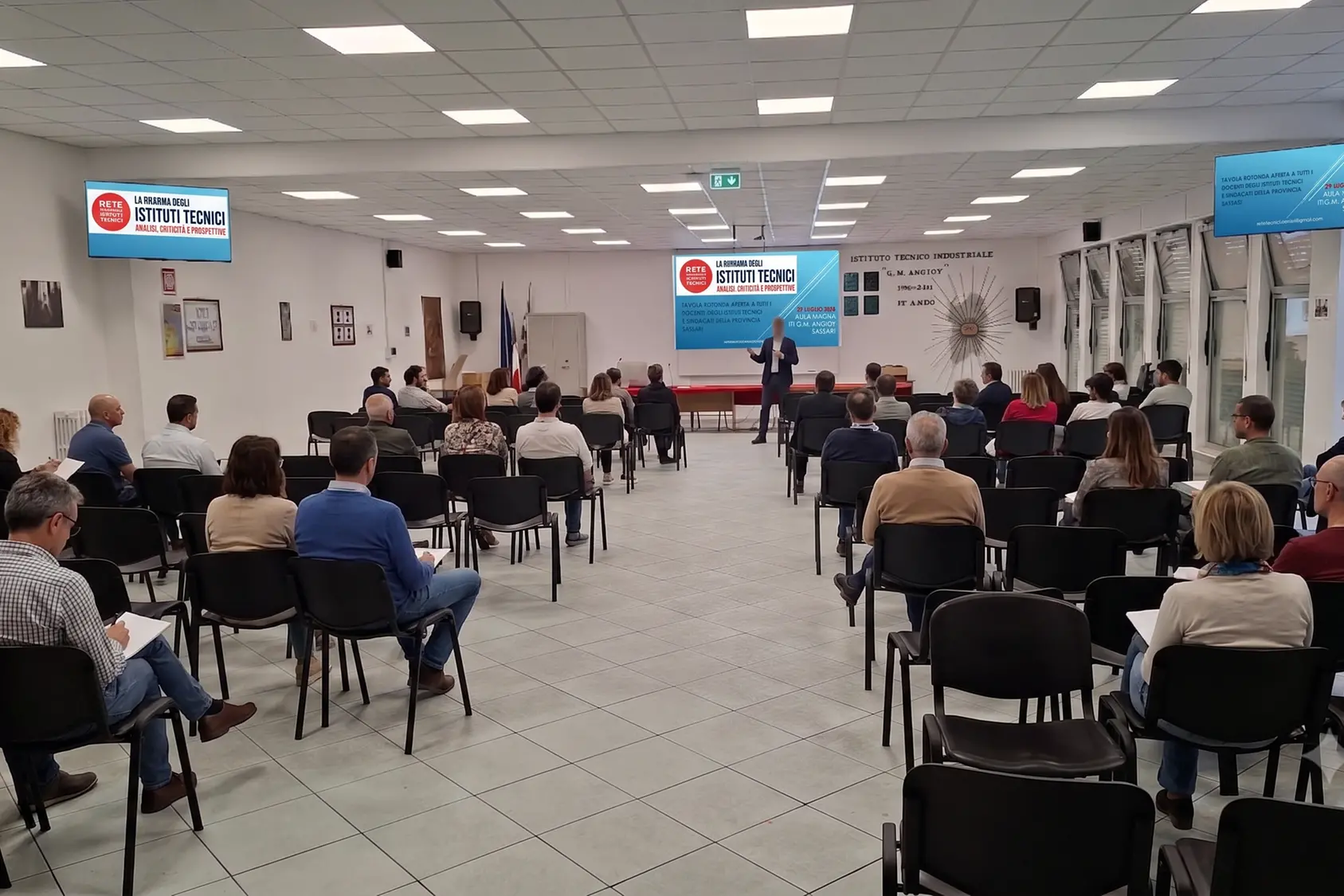 Sassari, i docenti contro la riforma degli istituti tecnici: «Serve un ripensamento» Immagine elaborata dell'incontro, presso l'ITI "Angioy", sulla riforma degli istituti tecnici