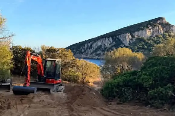 Una ruspa sul posto (Foto Maremosso, concessa)
