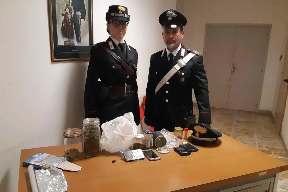 I militari col materiale sequestrato (foto carabinieri)