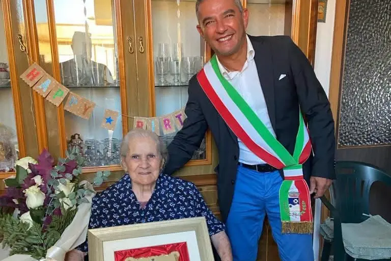 La festa per i cent'anni con il sindaco